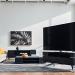 Analizowanie wymiary telewizora w nowoczesnym wnętrzu z różnymi rozmiarami ekranów.